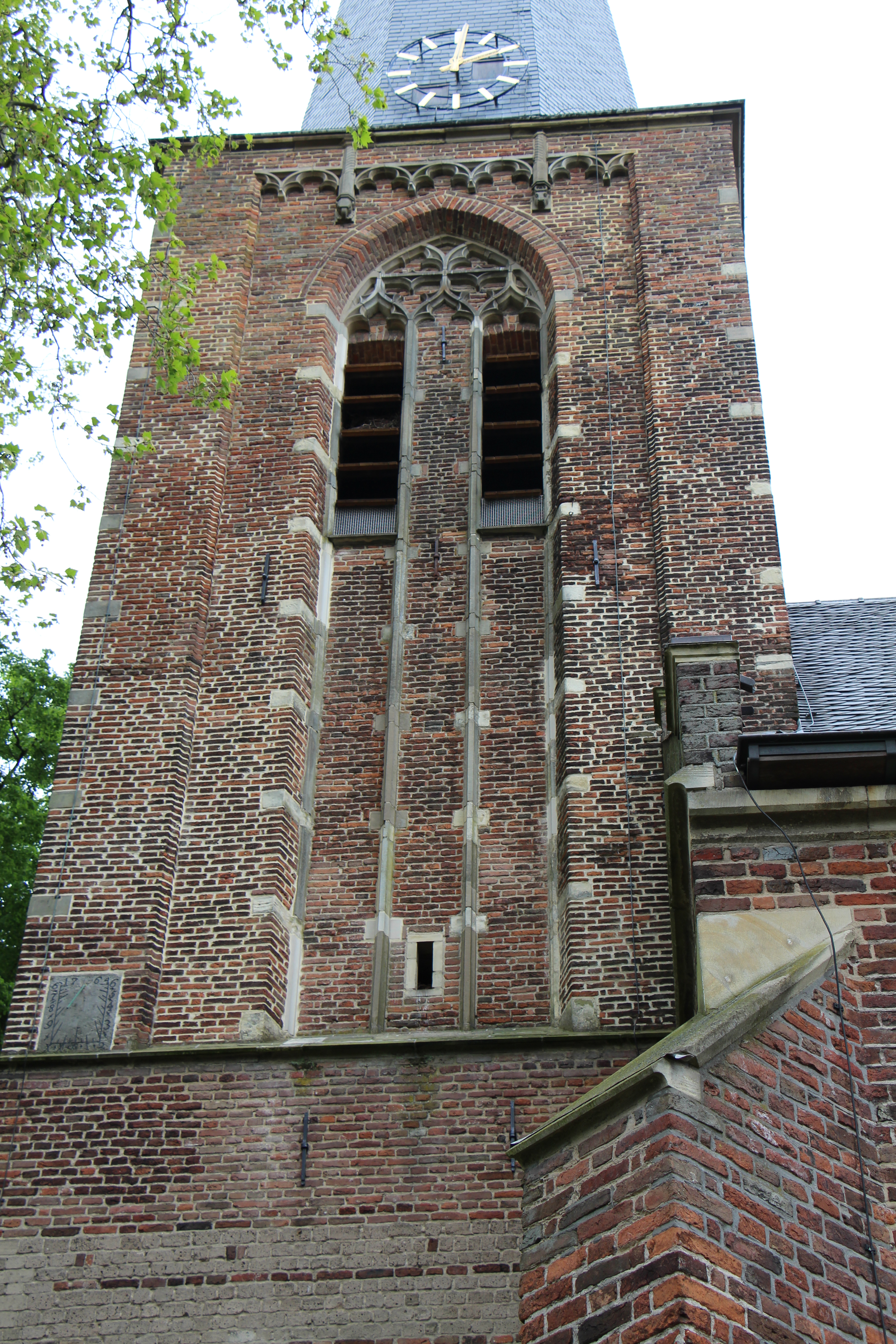 Bovenbouw toren Oude Mattheus Eibergen, gebouwd na 1541. De zonnewijzer dateert uit 1764.