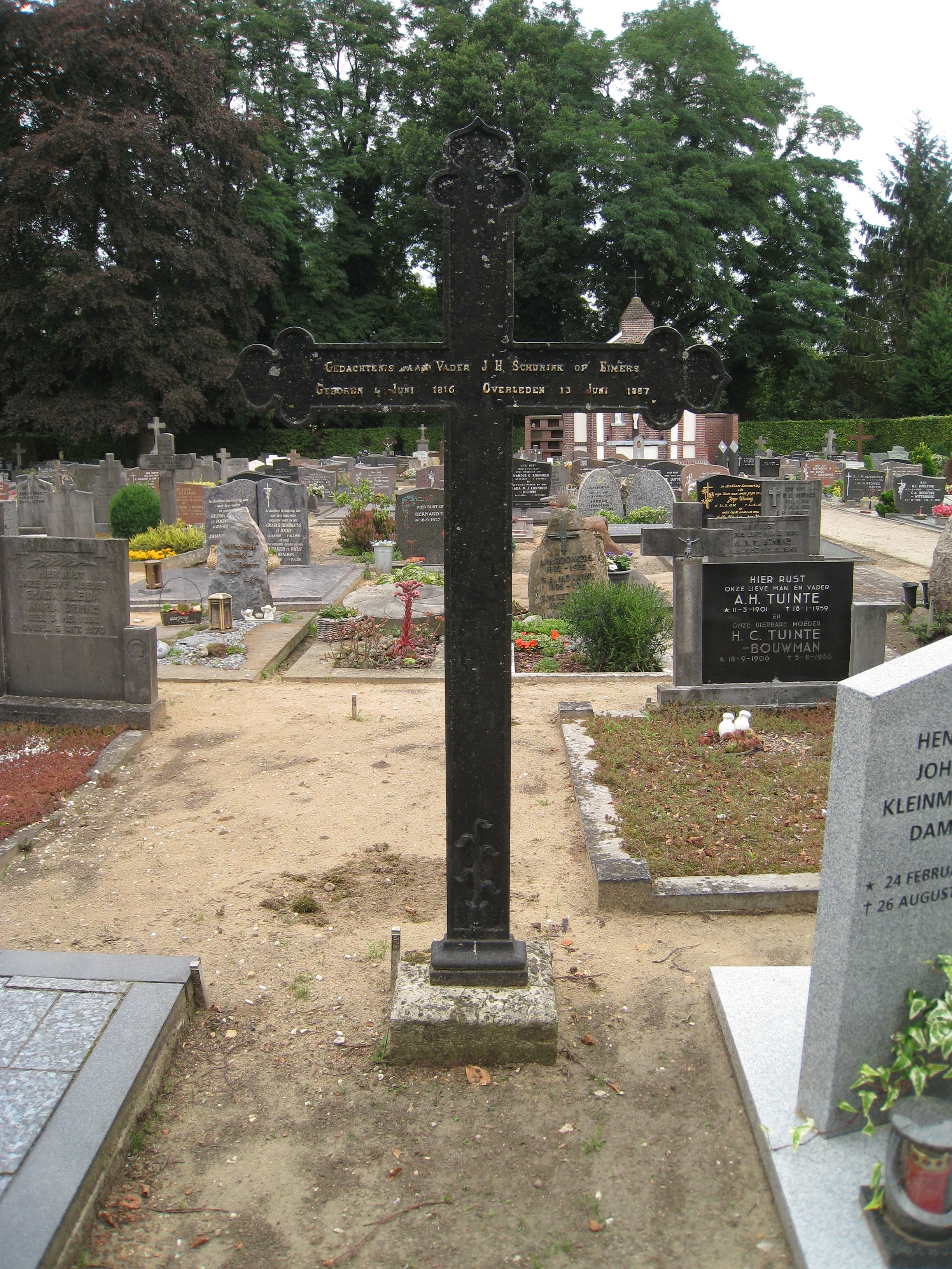 Het in 2013 verdwenen gietijzeren kruis op het graf van J.H. Schurink op Eimers.