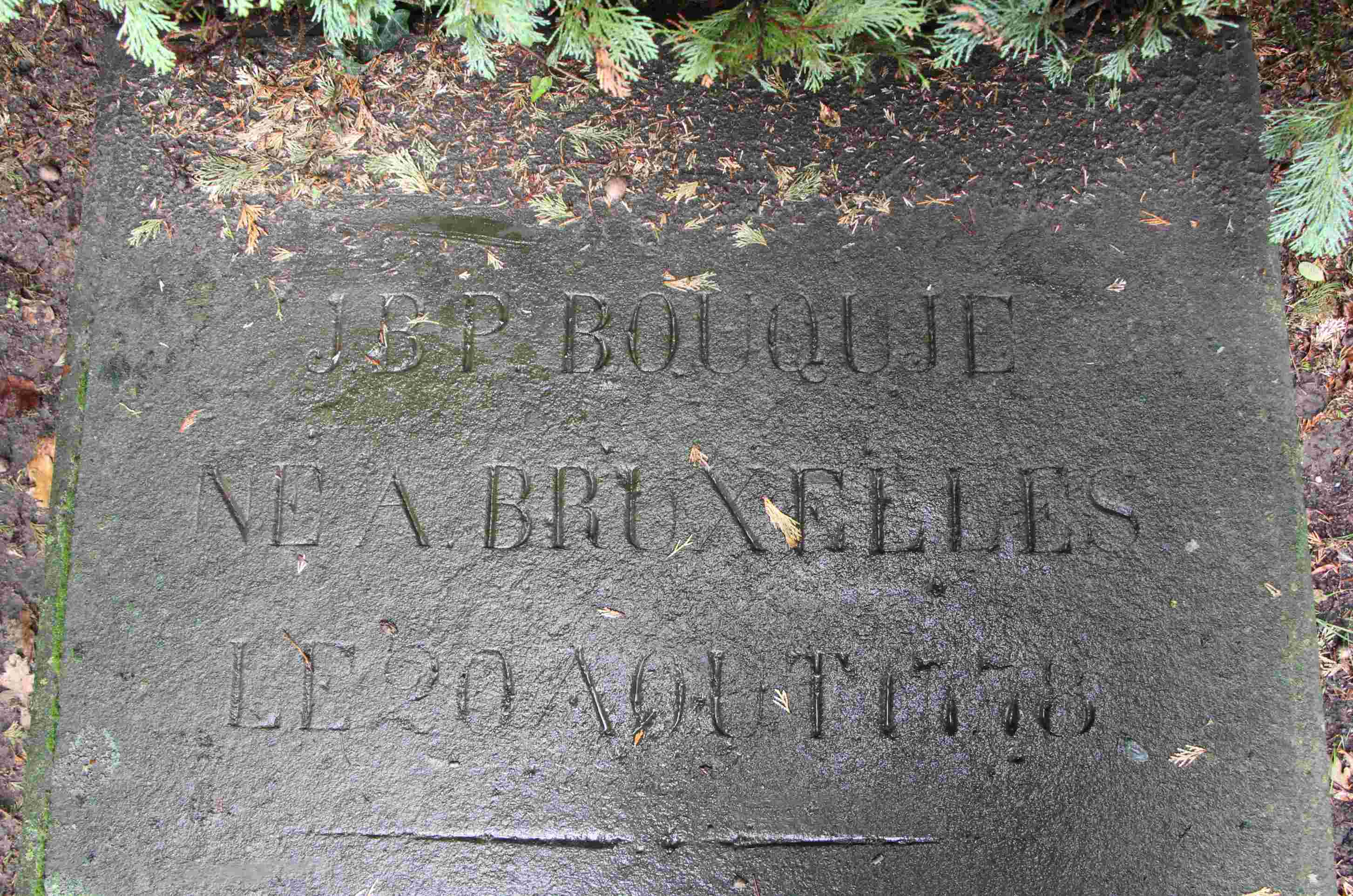 Detail van grafsteen nr. 1 op de r.-k. begraafplaats te Eibergen. De tekst luidt: J.B.P. Bouquié, né a Bruxelles [geboren te Brussel], le 20 aout 1778. Hij overleed op 2 december 1855 te Eibergen. Deze grafsteen is net als de fabriek beslist monumentwaardig.