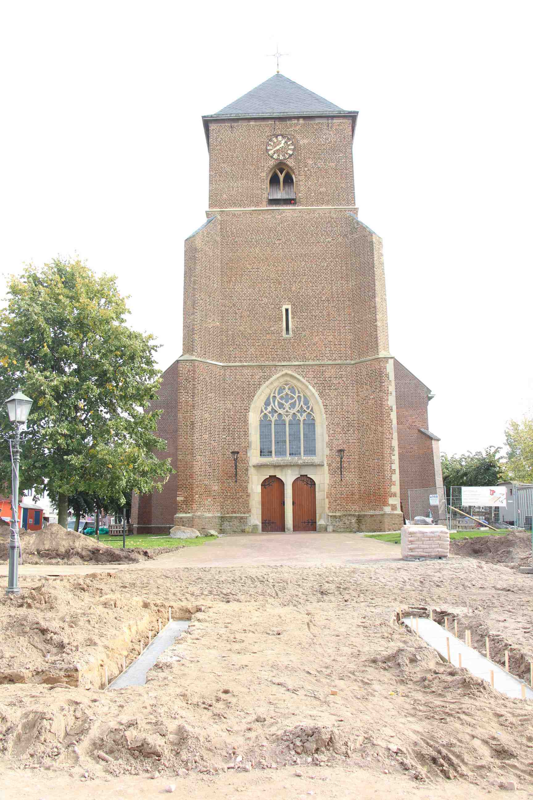 Aanleg van een nieuw plein door de gemeente Berkelland te Neede, waarbij ook het voormalige kerkhof aangetast werd.