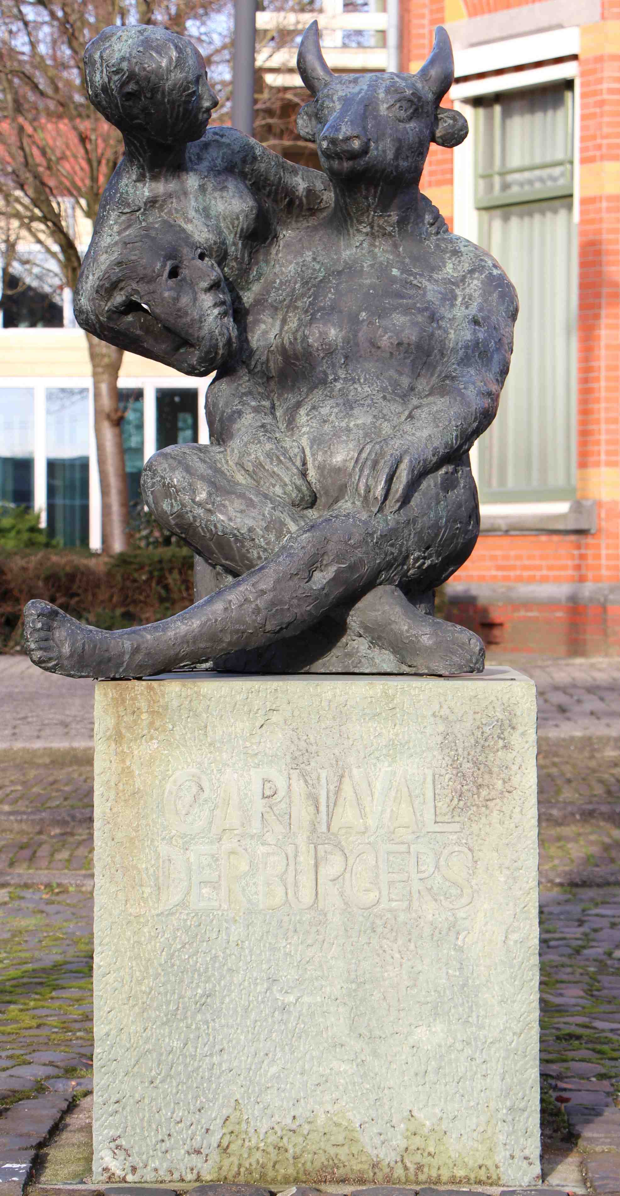 Carnaval der burgers, beeld bij het voormalige gemeentehuis ('villa Smits') van Eibergen.