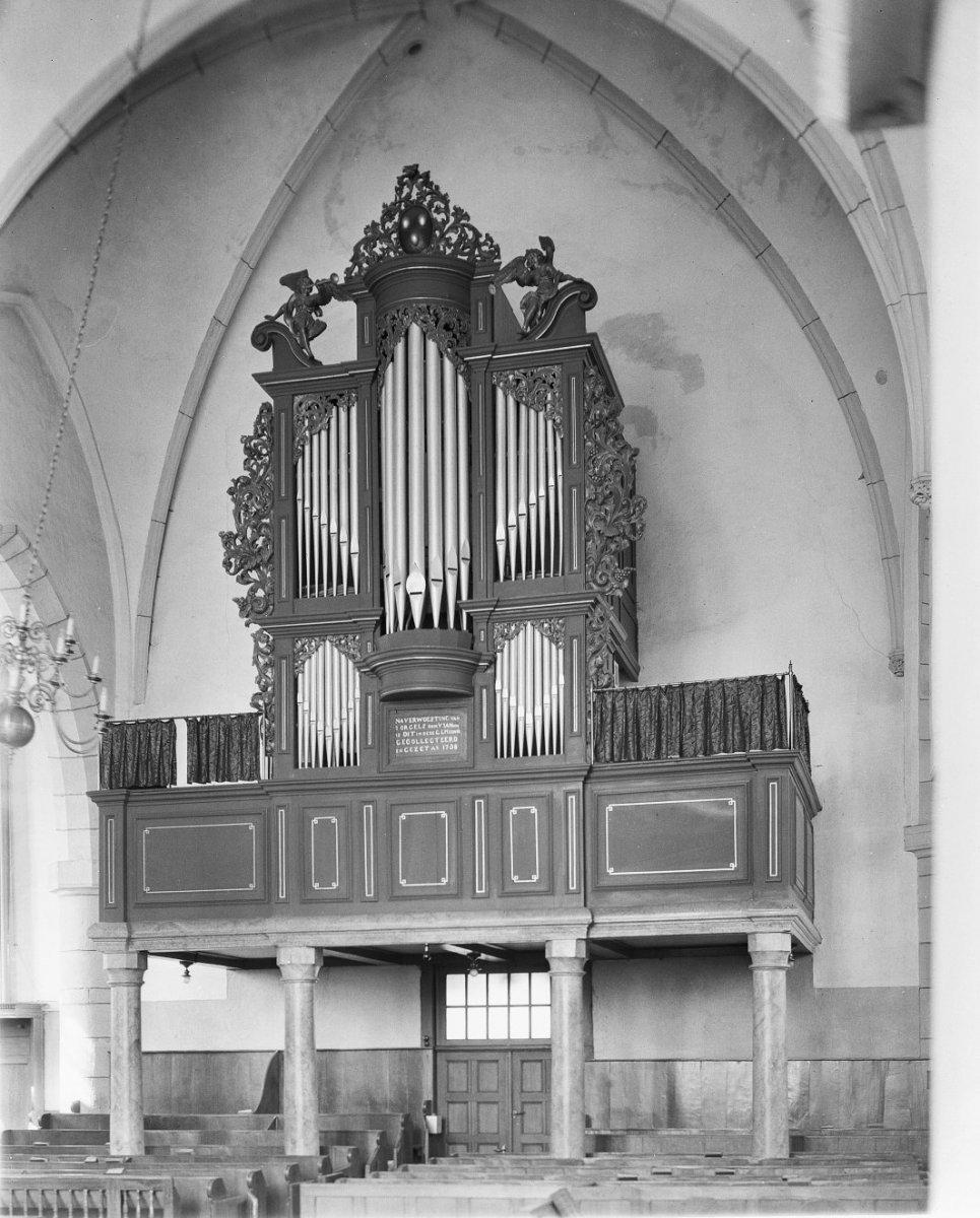 In 1708 kreeg de kerk van Eibergen een nieuw kerkorgel, waaraan door alle ingezetenen, gereformeerden en katholieken, financieel werd bijgedragen. Bovenin prijkt trots het wapen van de toenmalige stad Eibergen. Het orgel staat thans in de protestantse kerk van Westervoort. (Foto: RCE)