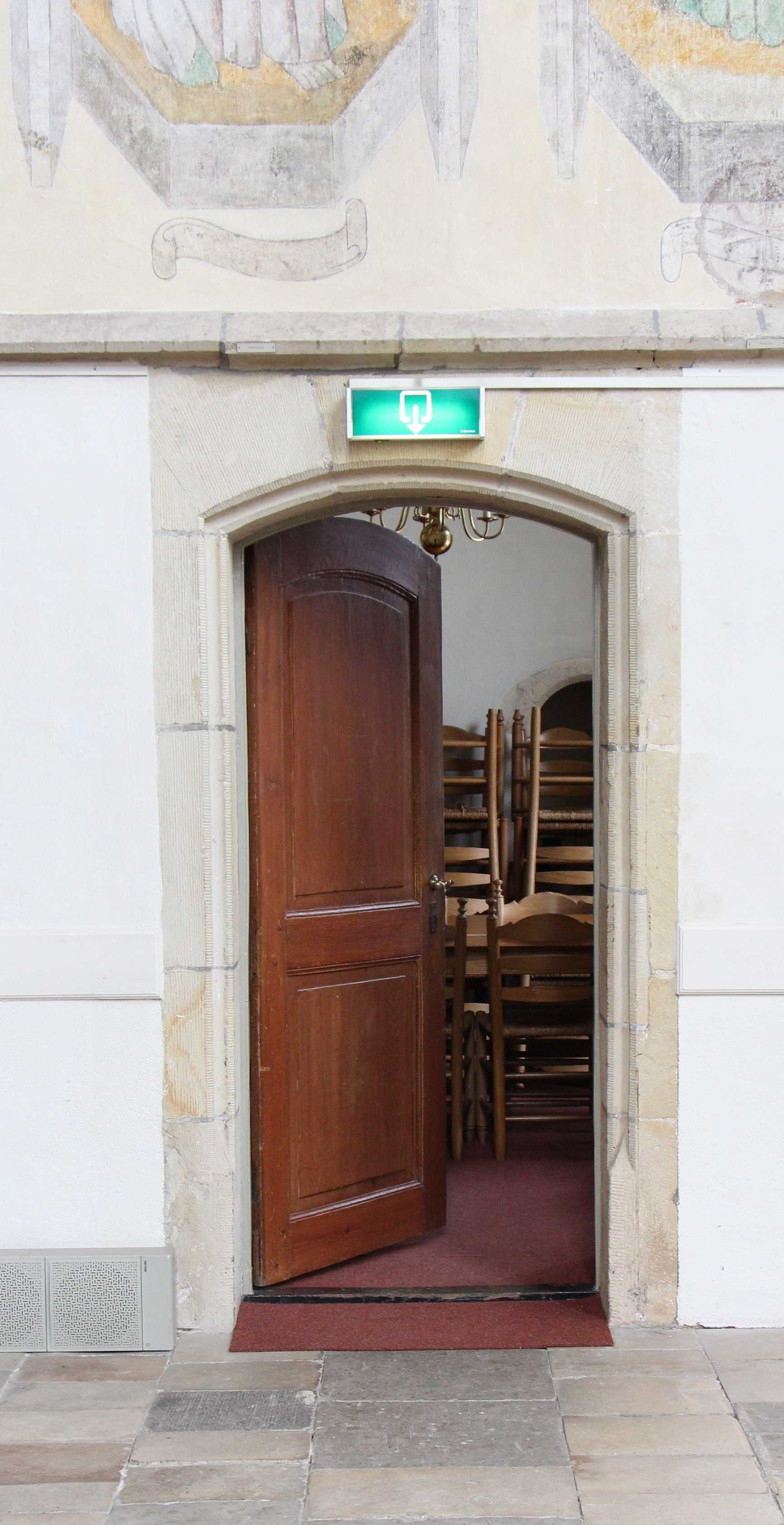 De deur tussen de voormalige sacristie of garvekamer, na 1616 consistoriekamer, en het kerkkoor. De koster stond voor deze deur tijdens de beraadslagingen over het handhaven of vervangen van de zittende leden van het stadsbestuur.
