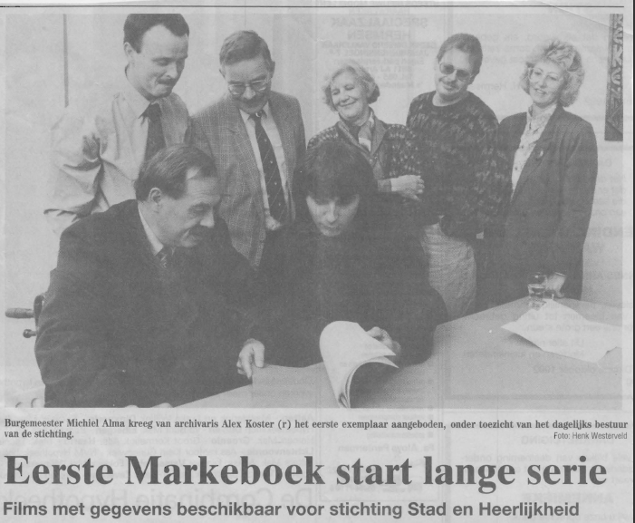 Truus Spliethof (achter, midden) bij de presentatie van het Markeboek van de buurschap Dijcke in 1992