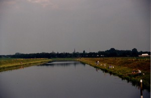 Gekanaliseerde Berkel vanaf de Stokkersbrug richting Eibergen (ca. 2000). Sedert enkele jaren is de zuidelijke oever op een natuurlijke wijze heringericht.