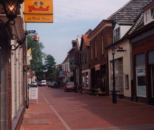 Het meest historische deel van de Grotestraat (voorheen Dorpsstraat en Steenstraat) begint bij Zalencentrum De Klok. Daar stond ooit een hek of poort, die het stadje overigens weinig bescherming bood.