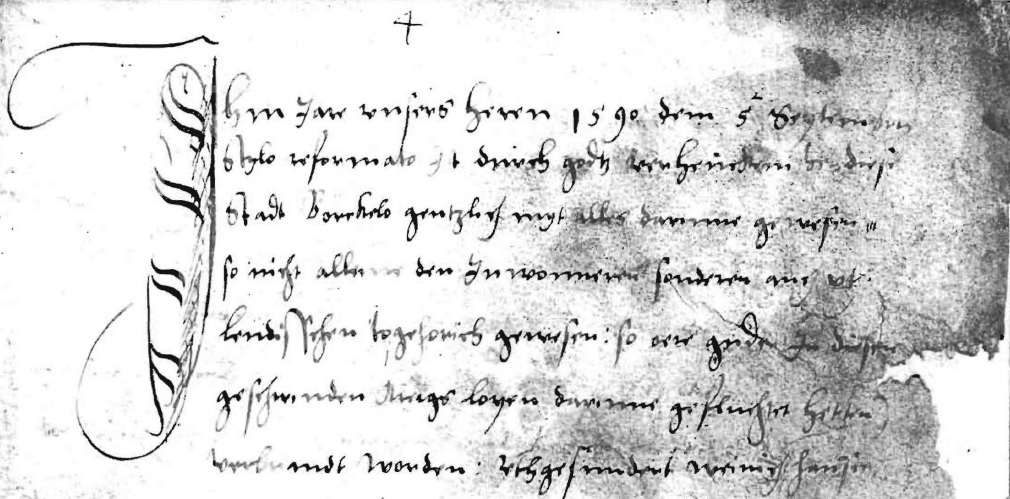 De eerste bladzijde van het opnieuw opgetekende stadsrecht van Borculo begint met een verklaring over de stadsbrand van 5 september 1590 (ECAL, OA Borculo, inv.nr. 1)