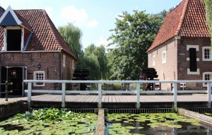 Het molencomplex te Borculo dateert waarschijnlijk uit de eerste helft van de 16de eeuw. Latere heren van Borculo hebben er ook flink in geïnvesteerd, getuige de steen in het rechter molengebouw.