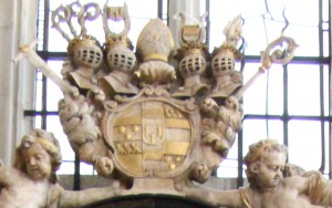Het wapen van vorstbisschop Christoph Bernhard von Galen boven zijn grafmonument in de Domkerk te Münster. Het Borculose wapen is er tot driemaal toe afgebeeld.