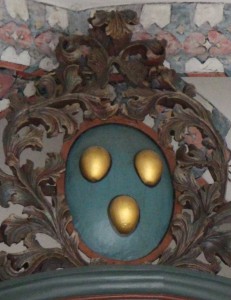 Het wapen van de stad Eibergen in het in kerkorgel van Westervoort. Als de kleurstelling origineel is dan mag dat wel bijzonder genoemd worden. Dan is de kleurstelling van het latere gemeentewapen (1816) van Eibergen (en van dat van Borculo) beter te plaatsen.