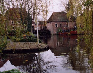 De dubbele watermolen in Borculo (2004). Ervóór ligt de 'de Jappe', een replica van een Berkelzomp, genoemd naar de laatste Berkelschipper uit Eibergen