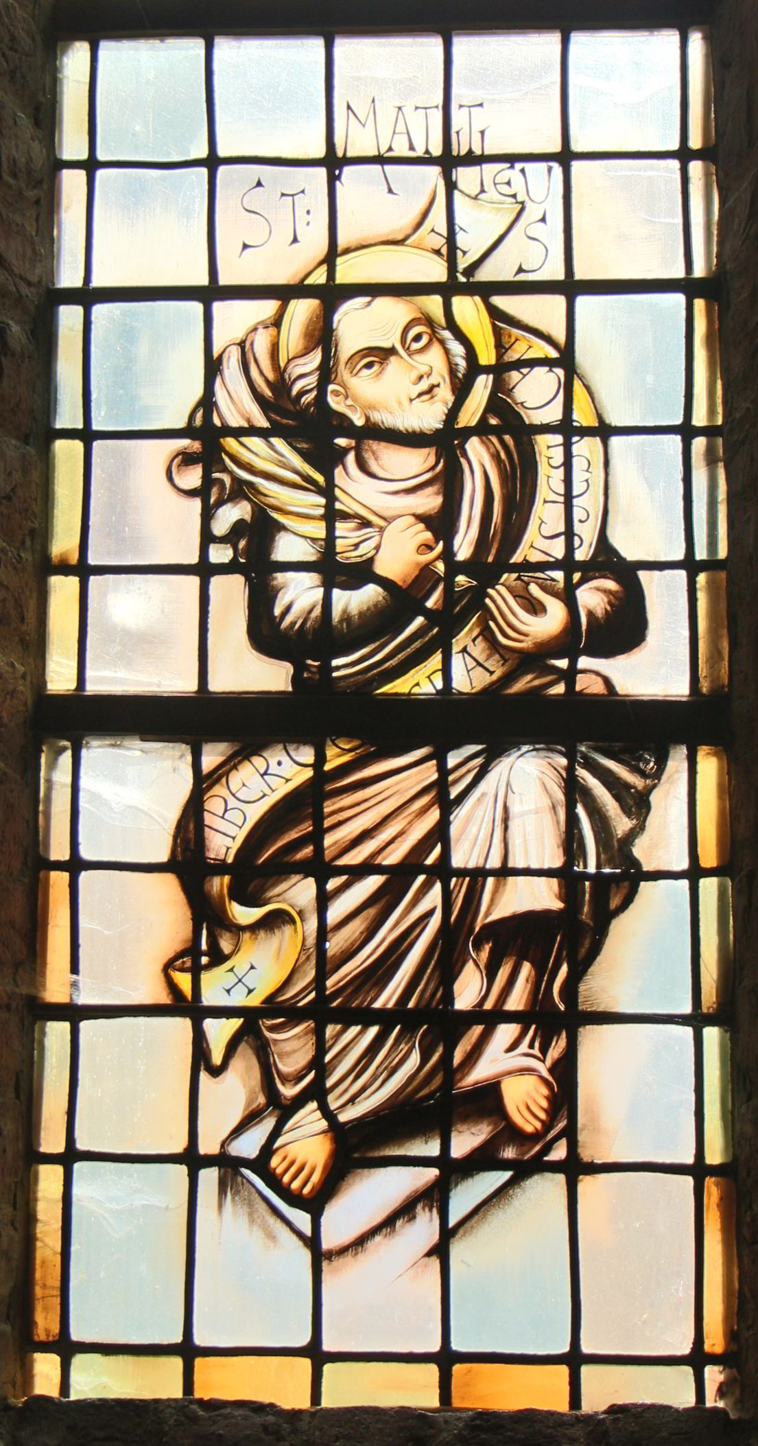 Gebrandschilderd raam in r.-k. kerk van Eibergen met voorstelling van St.-Mattheus