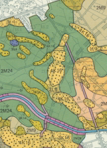 Olden Eibergen-noord op de geomorfologische kaart van Nederland. Het groengekleurde beekdal tussen de oude bouwkampen (3K14). Het erf ligt op 3L6. Een oude variant van de (toen nog) A15 is met een onderbroken lijn op de kaart aangegeven. 