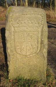 Grenssteen nummer 51 op het Zwillbrocker Venn, geplaatst in 1766. De steen heeft nu nummer 800A. Op de foto is de Gelderse (Meddose) zijde te zien met het gebeeldhouwde wapen van de provincie Gelderland (2014).