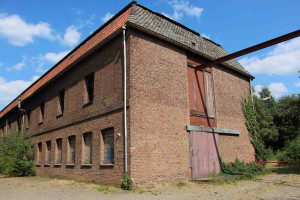 De fabriek van Bouquié in Mallem in 2014. Gebouwd in 1834. Het is waarschijnlijk de enige aan de buitenzijde vrij gaaf bewaard gebleven textielfabriek in Oost-Nederland uit de 'Gründerzeit' van de textiel. Het wachten is nu op een goede en geschikte bestemming. 