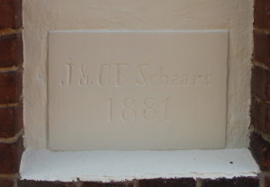 Eerste steen of gedenksteen uit 1881 in de schoorsteen bij de Borculose korenmolen. Ook deze steen bevat een ligatuur: '&'.