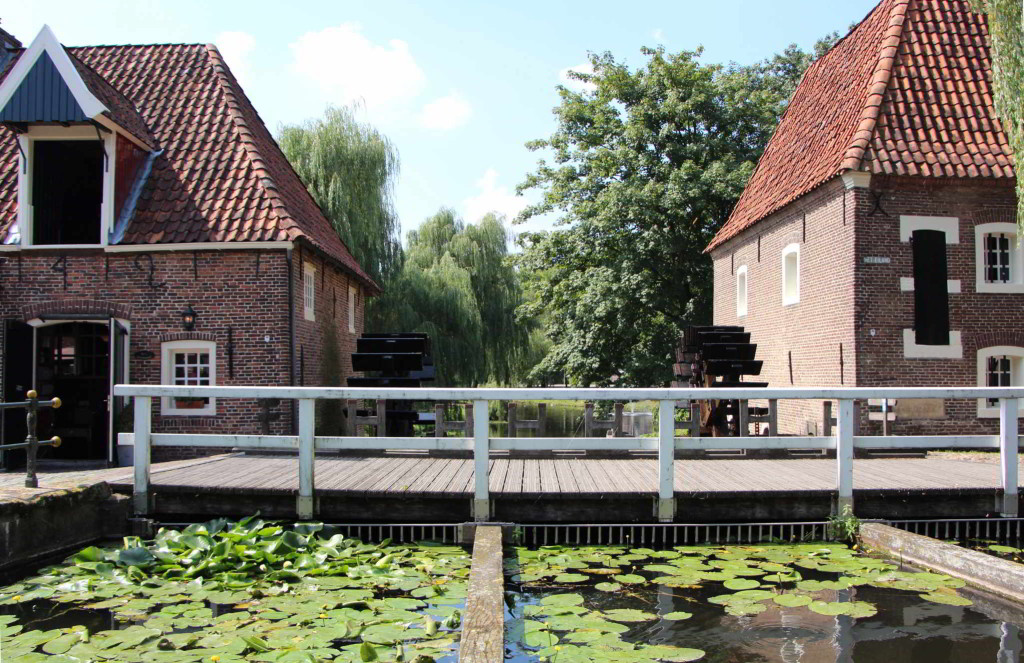 Het Borculose molencomplex in 2013, met links de oliemolen en rechts de korenmolen met de twee bijzondere stenen.