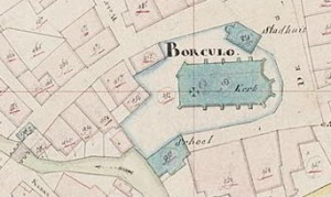 Detail uit het kadastraal minuutplan van 1828 stad Borculo, met plattegrond en positie van het stadhuis t.o.v. de kerk. Eén van de weinige (en bovendien laatste) nauwkeurige kaarten met het stadhuis, dat er toen ongeveer 240 jaar stond..