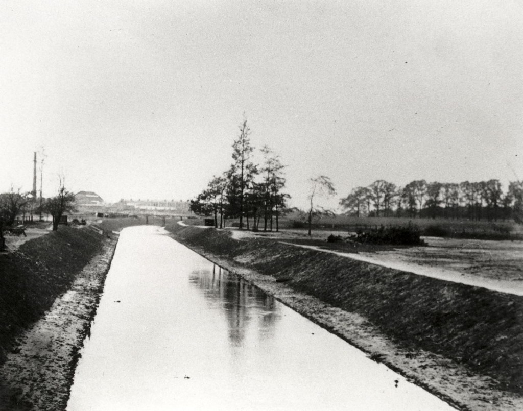 De nieuwe Berkel bij Eibergen, vanaf 10 oktober 1934. Op de achtergrond de textielfabriek van Ten Cate (KTV) (fotocollectie WRIJ)