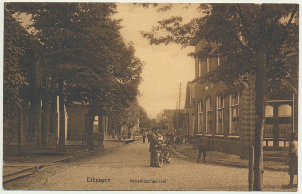 Het begin van de toenmalige Groenloschestraat bij het Wapen van Eibergen. Voorheen heette deze straat de Nieuwstraat, nu is het de J.W. Hagemanstraat. In het huis links achter de bomen heeft burgemeester Van Heeckeren tot zijn overlijden in 1835 gewoond.