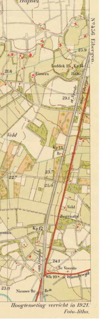 Detail van een topografische kaart uit 1935, rondom de huidige N18 en de voormalige spoorlijn. In de onderste helft wordt de begraafplaats aangegeven. De onderbroken lijn erboven is de oude gemeentegrens tussen Eibergen en Groenlo. 