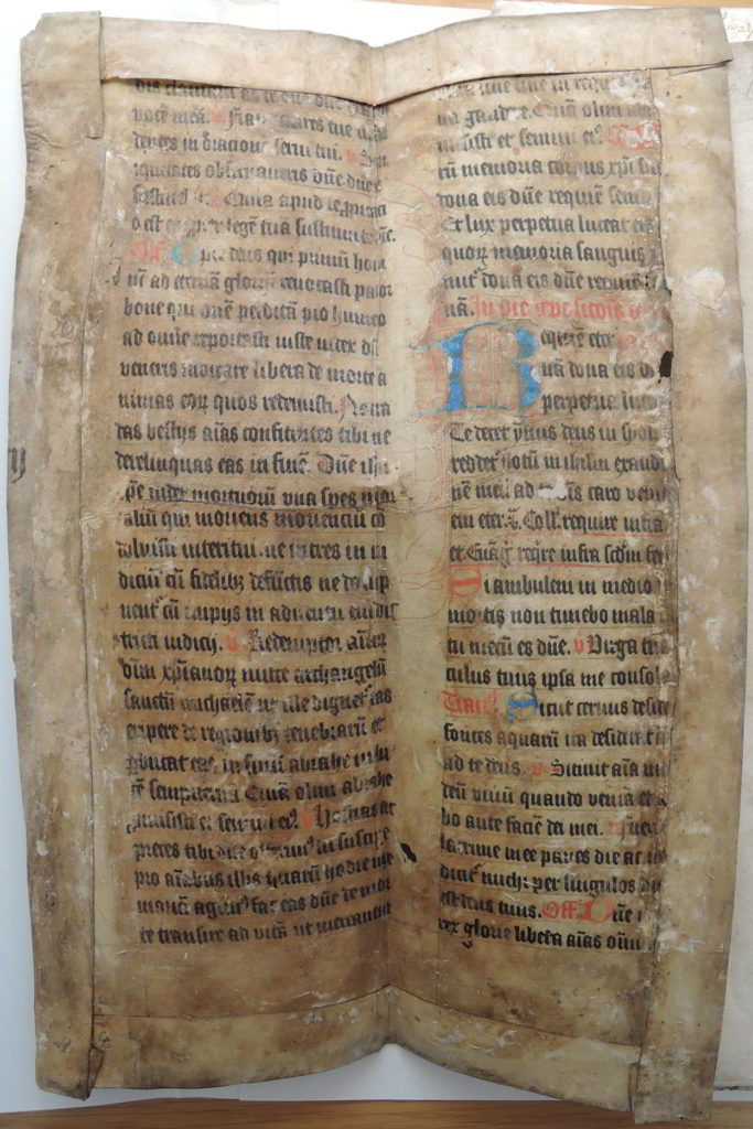 De binnenzijde van het missaalblad heeft gevouwen randen, waardoor niet altijd de tekst goed te lezen is. (ECAL, 0025, OA Eibergen, inv.nr. 116)
