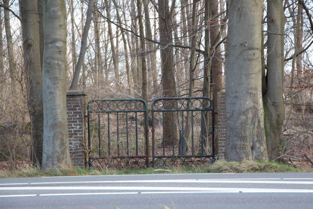 De poort die toegang geeft tot het 'Verloren Kerkhof' aan de huidige N18 te Groenlo, op de grens van de voormalige gemeenten Groenlo en Eibergen, maar in het stadsschependom gelegen. De nieuwe N18 wordt over de voormalige vuilstort (op de foto op de achtergrond) aangelegd.